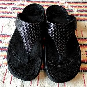 Fitflop Thongs in jazzy black woven leather
